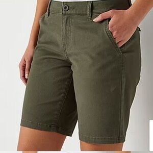 A.n.A. Mid-rise twill Bermuda 9” inseam